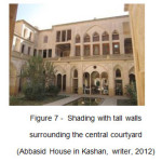 图7 -围绕中央庭院的高墙遮阳(阿巴斯德住宅，卡山，作家，2012)
