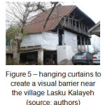 (图5)â€“悬挂窗帘在Lasku Kalayeh村庄附近创造了一个视觉屏障。